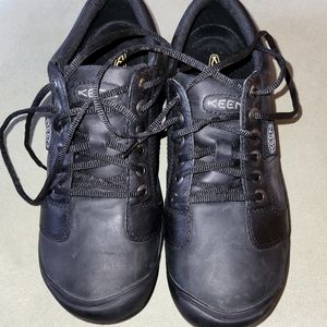 KEEN light leather casual shoes. Mens size 9.5. NWOT. Never worn.